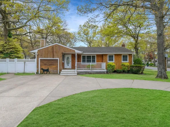 200 Peconic Avenue, Medford, NY 11763