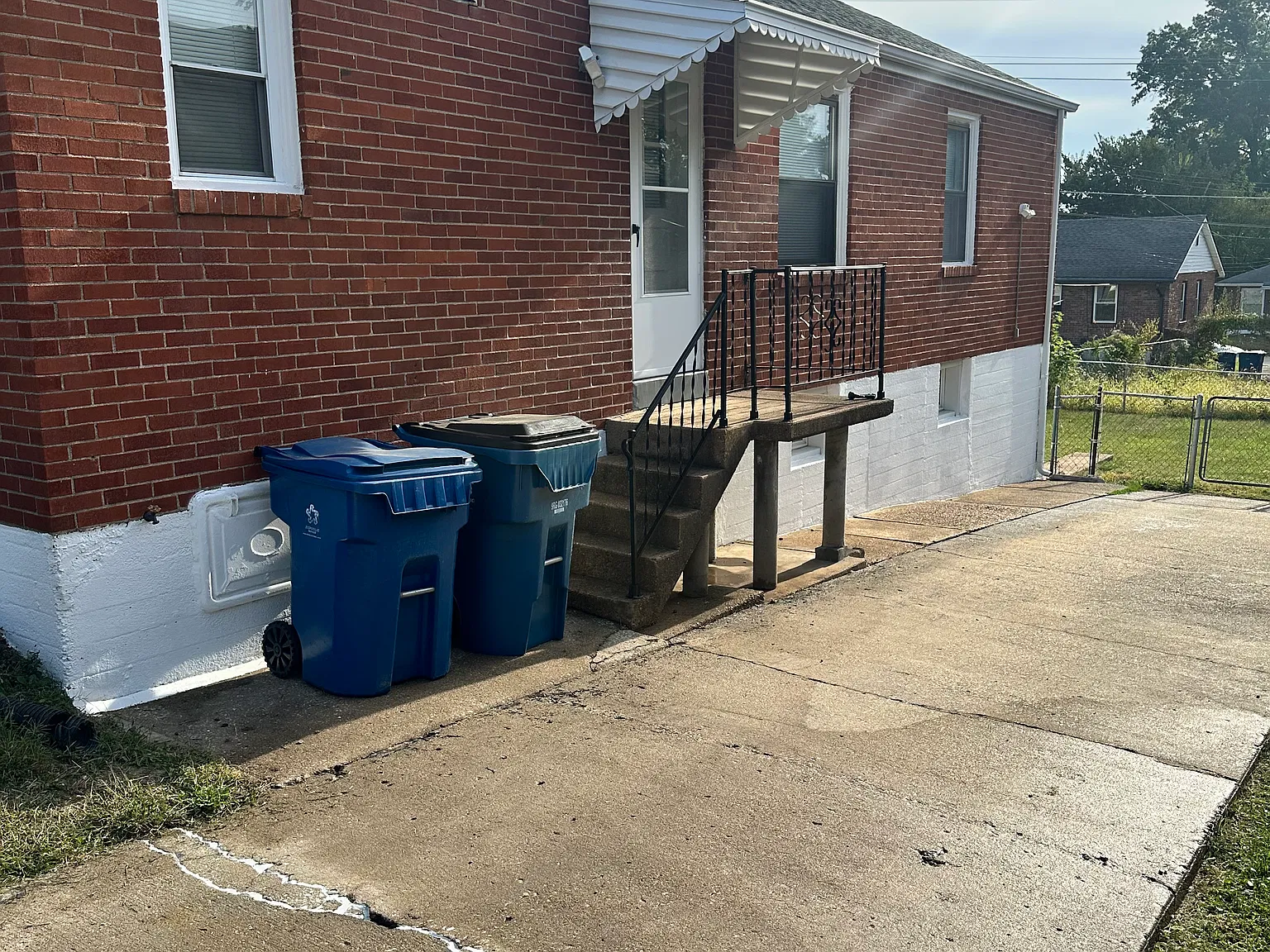 3 bed, 960 sqft, $1,300 — Photo 2