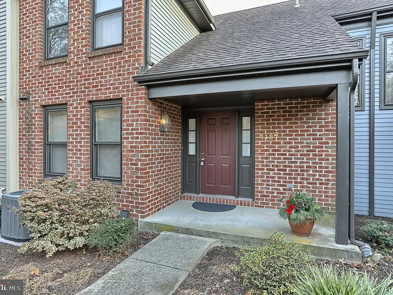 1127 Wicklow Ct — Photo 17