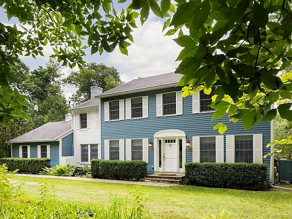 2nd image of 32 Burton Rd