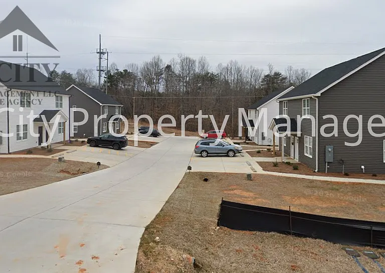 138 Dover Dr #B — Photo 1