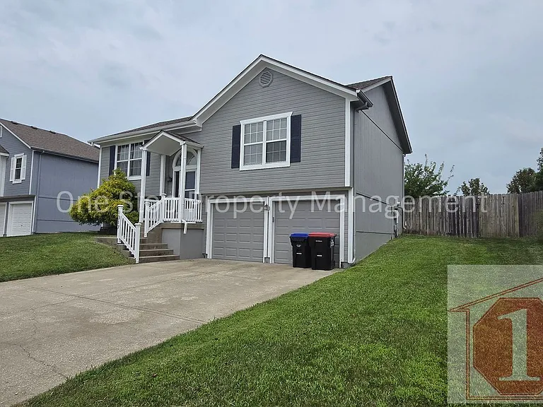 1317 S Huntington Dr — Photo 2