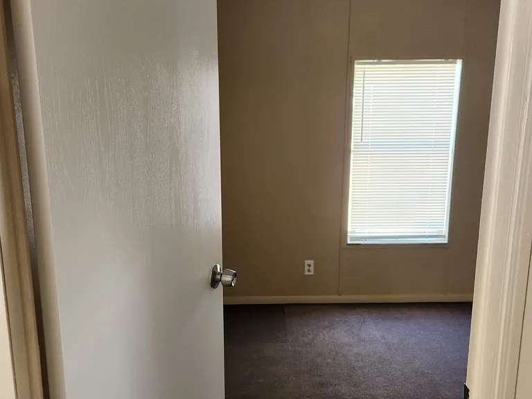 910 W Maxanna Blvd — Photo 7