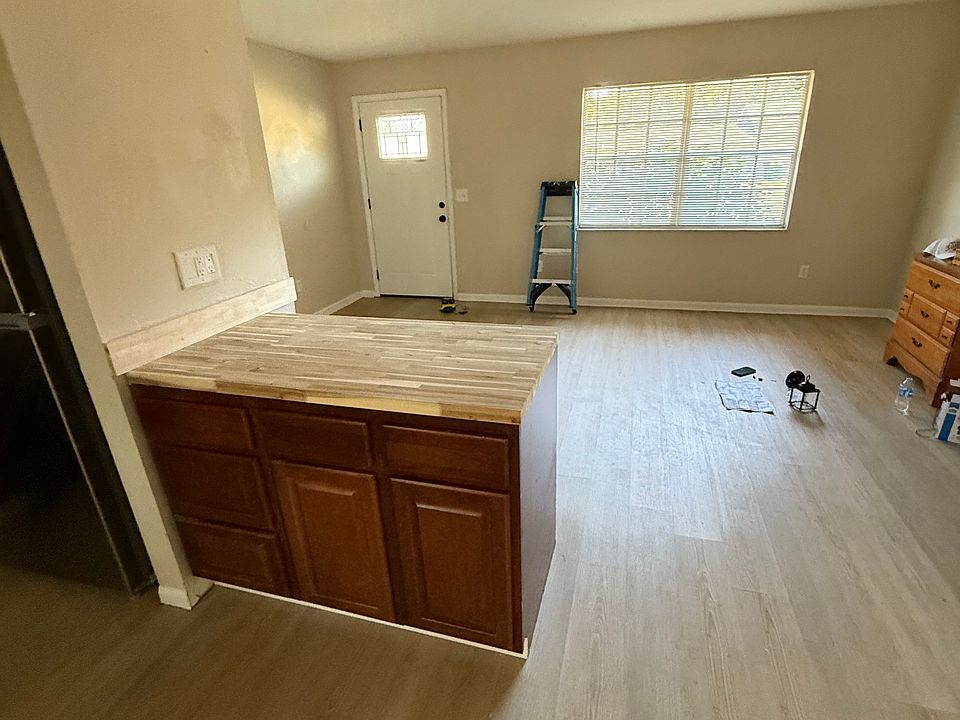 2nd image of 823 Cedar Ave