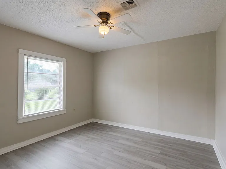 413 Montgomery St — Photo 6