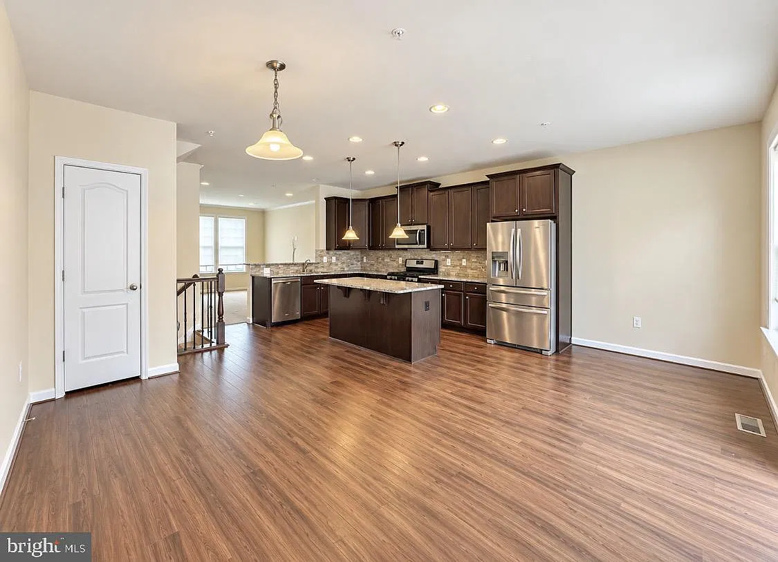 3 bed, 2.5 bath, 2400 sqft, $3,200 — Photo 4