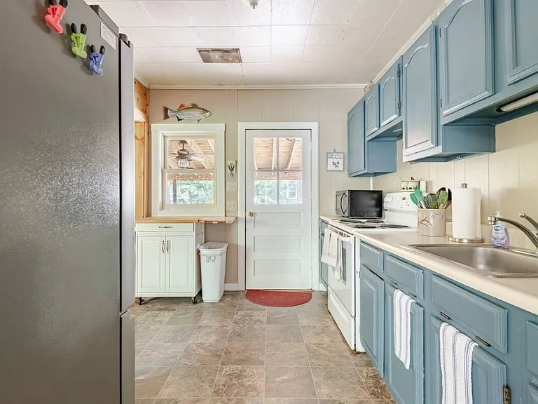 13 E Shore Beach Rd — Photo 9