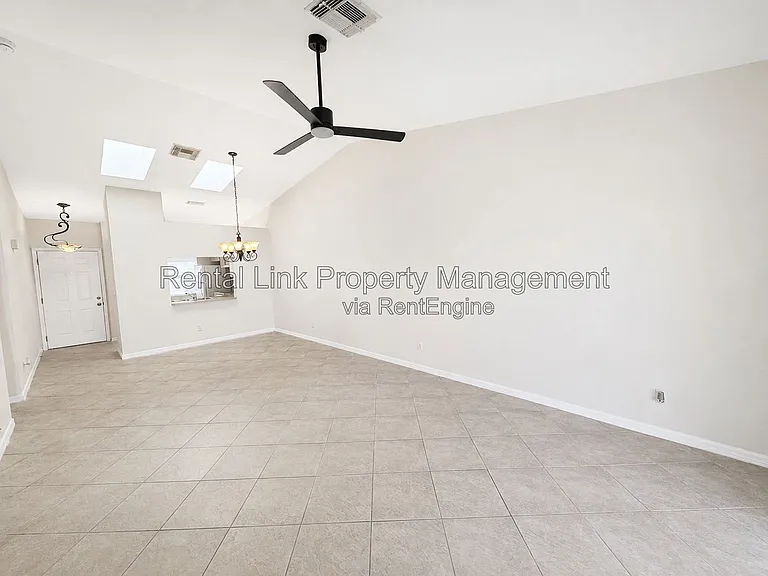 320 SW 3rd Pl #3 — Photo 5