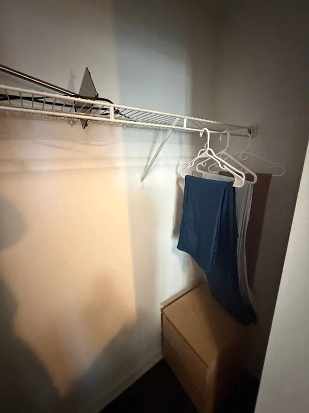 Deluxe Room without Window - York Street & Bremner Boulevard — Photo 3