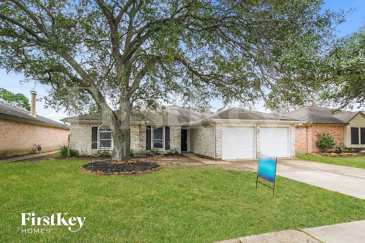 3 bed, 2.0 bath, 1357 sqft, $2,065 — Photo 1