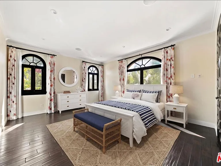 458 N Flores St — Photo 30