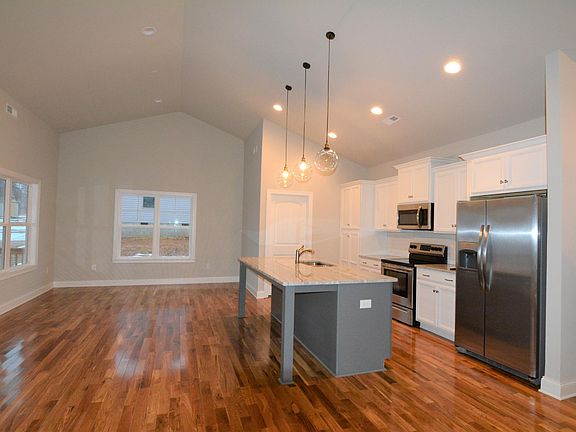 3rd image of 151 Greythorn Dr