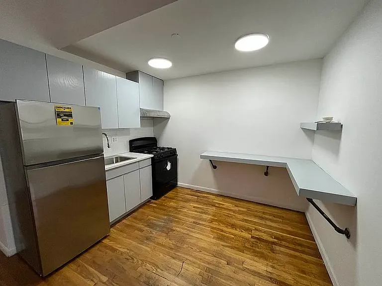 15 Lawton St #9 — Photo 3