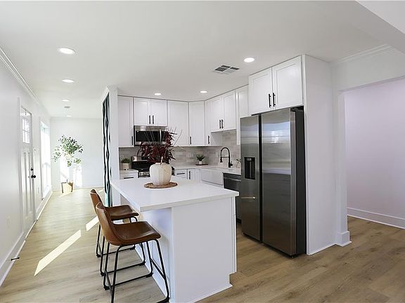 5th image of 168 Blanche Dr