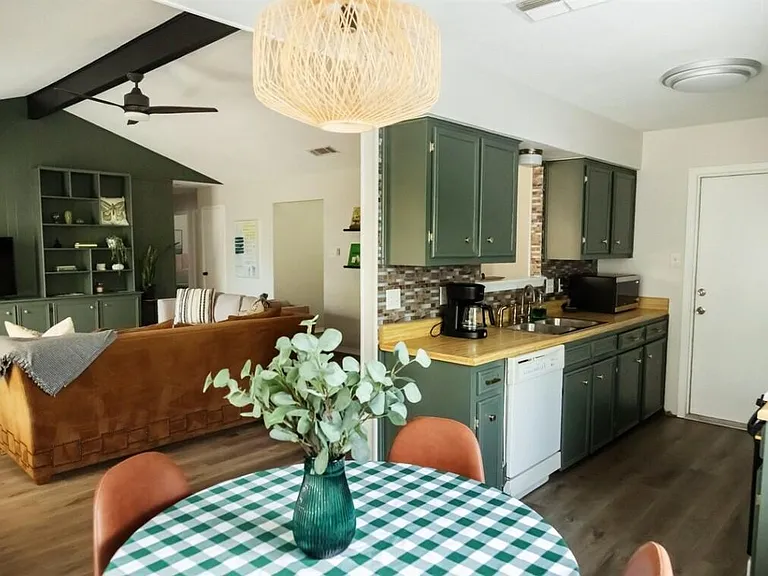 1915 Emerald Isle Dr — Photo 15