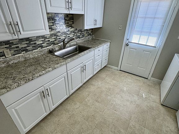4th image of 1611 W 22nd Ter #1