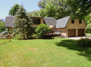 10992 McGregor Rd, Pinckney, MI 48169
