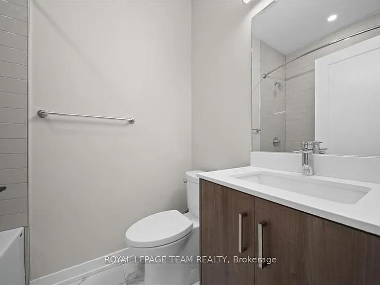 304 Lanark Ave #D — Photo 12