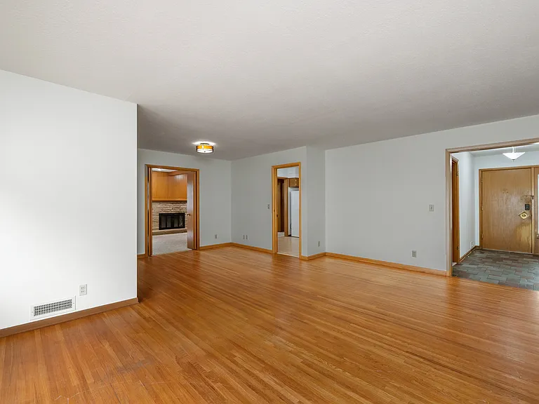 900 N Saint James Pl — Photo 4