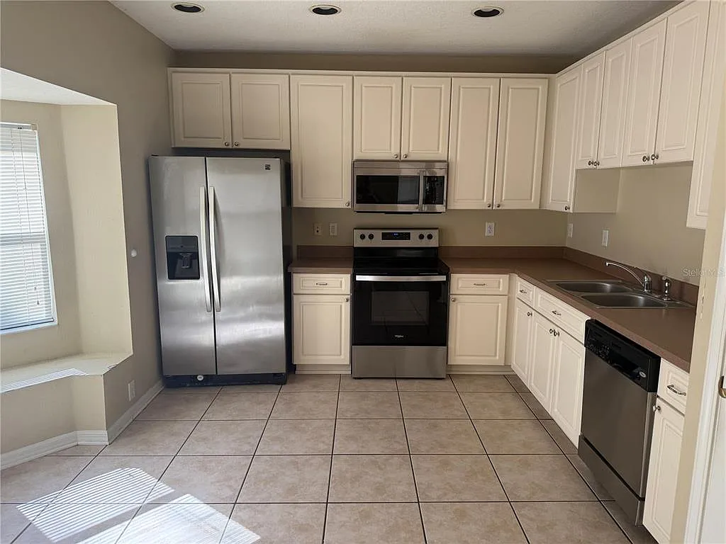 4 bed, 2.5 bath, 2063 sqft, $2,350 — Photo 4
