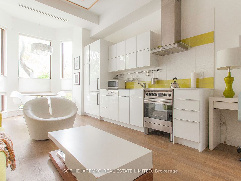1st image of 171 Carlton St #1