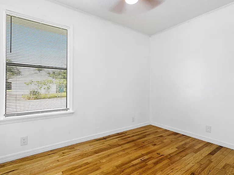 1464 W 32nd St — Photo 9