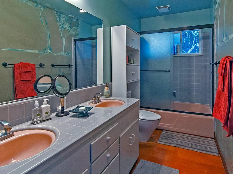 Two sinks, shower/tub