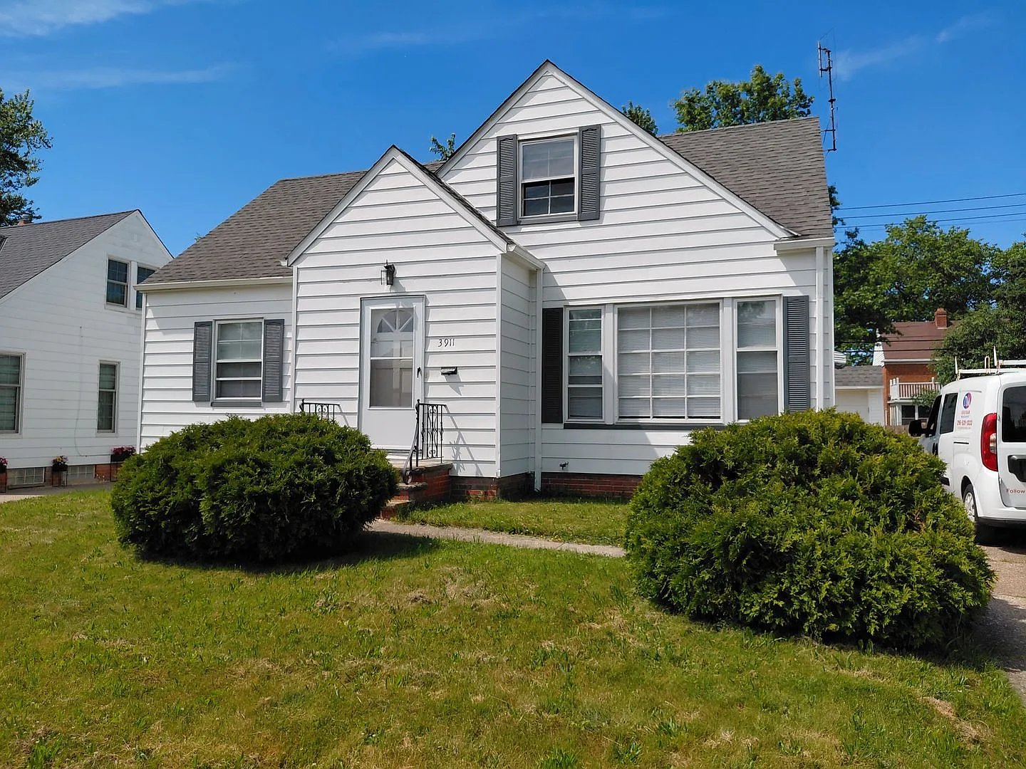 4 bedroom, 2 full bath bungalow near Cedar and Warrensville — Photo 1