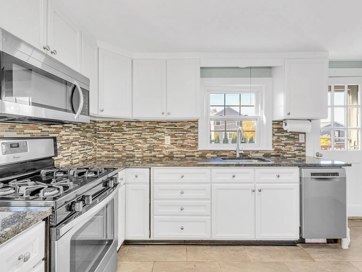 3 bed, 1.5 bath, 1232 sqft, $4,200 — Photo 4