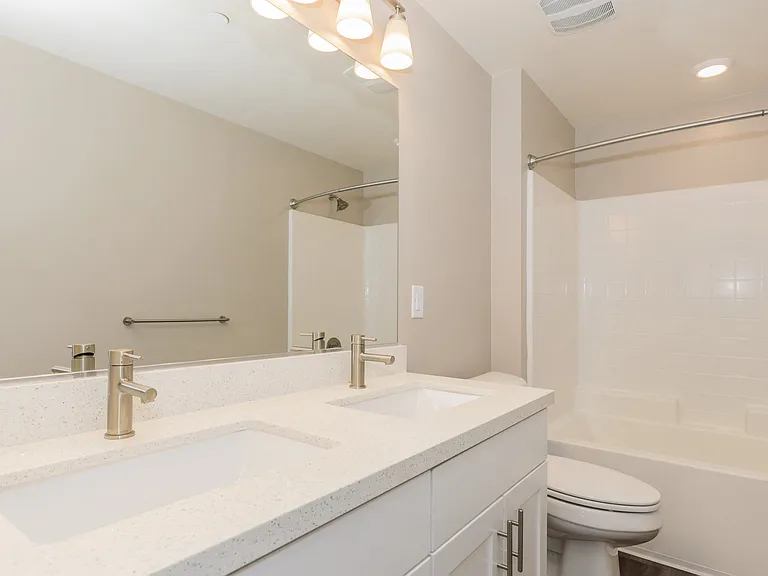 Los Alamitos Luxury Apartments — Photo 33