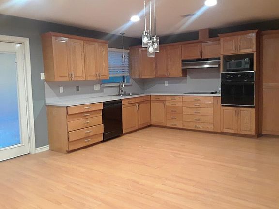 3rd image of 313 Dogwood Dr