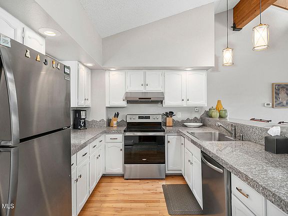 4th image of 560 Wapiti Drive #A