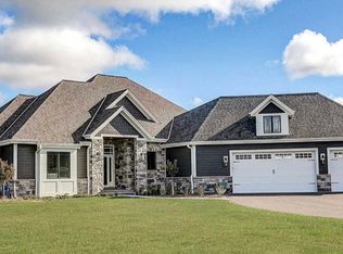 1651 Whistling Hill Cir, Pewaukee, WI 53072