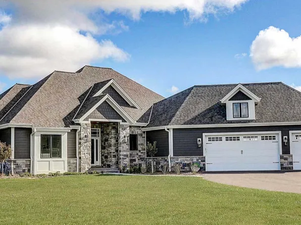 1621 Whistling Hill Cir, Hartland, WI 53029