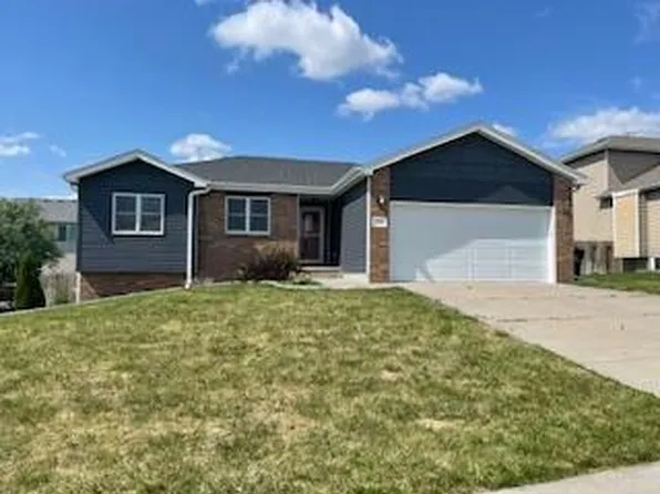 220 Orchard Pl, Hickman, NE 68372
