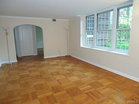 4th image of 1346 Midland Ave