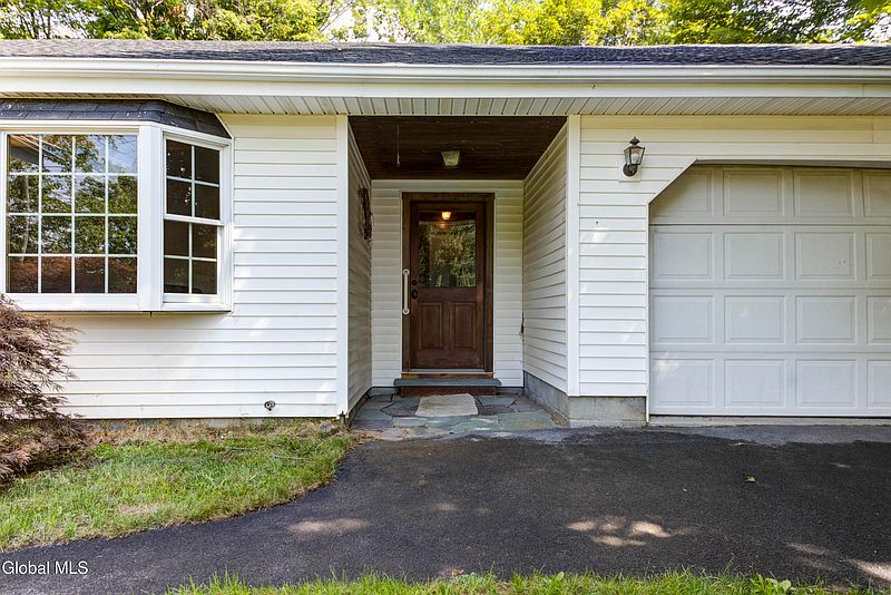 4th image of 10 Brookside Way
