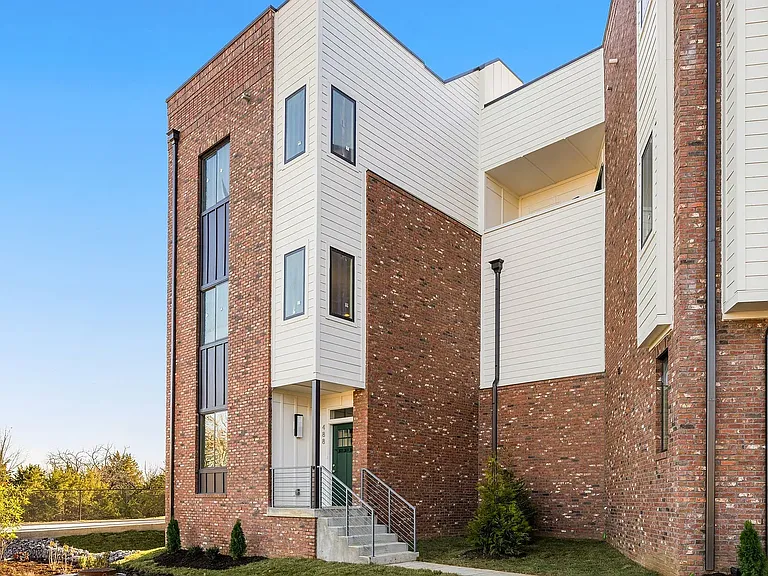 506 W Trinity Ln — Photo 11