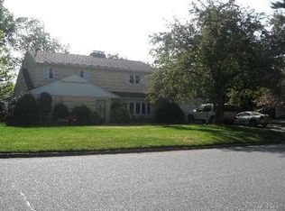 10 Rivers Dr, Great Neck, NY 11020