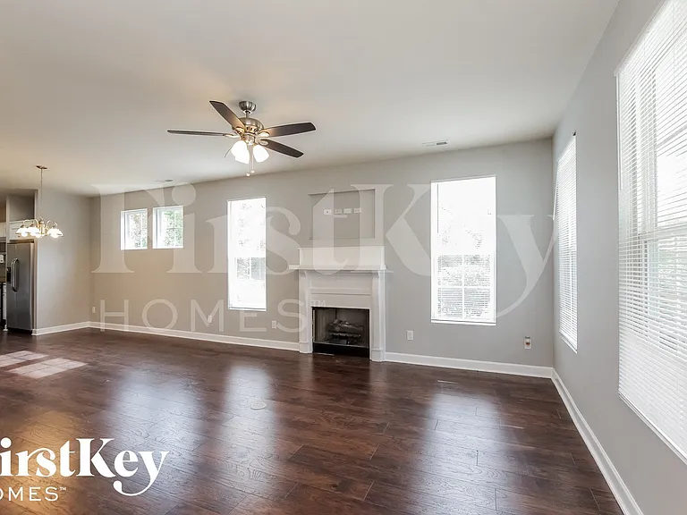 713 Walnut Crossing Dr — Photo 3