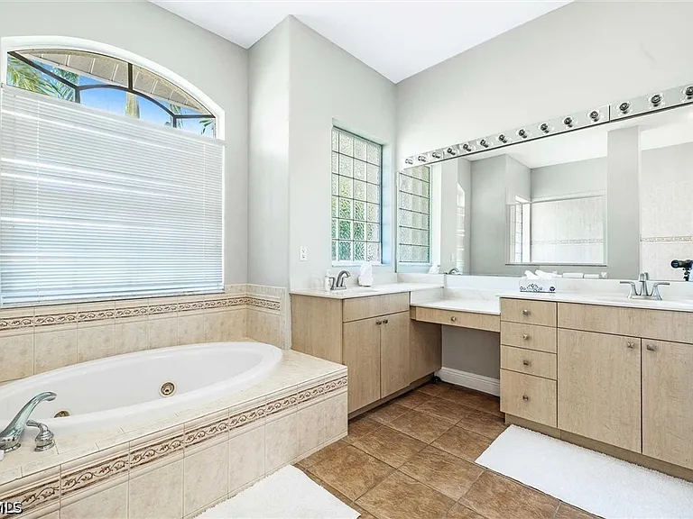 2601 SW 39th Ter — Photo 13