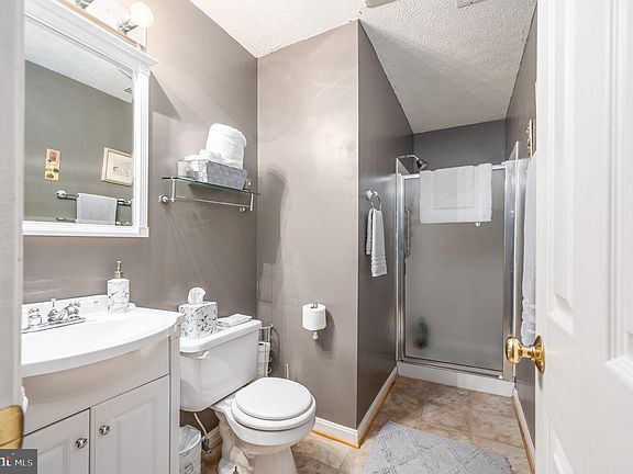 4th image of 308 Regina Ln