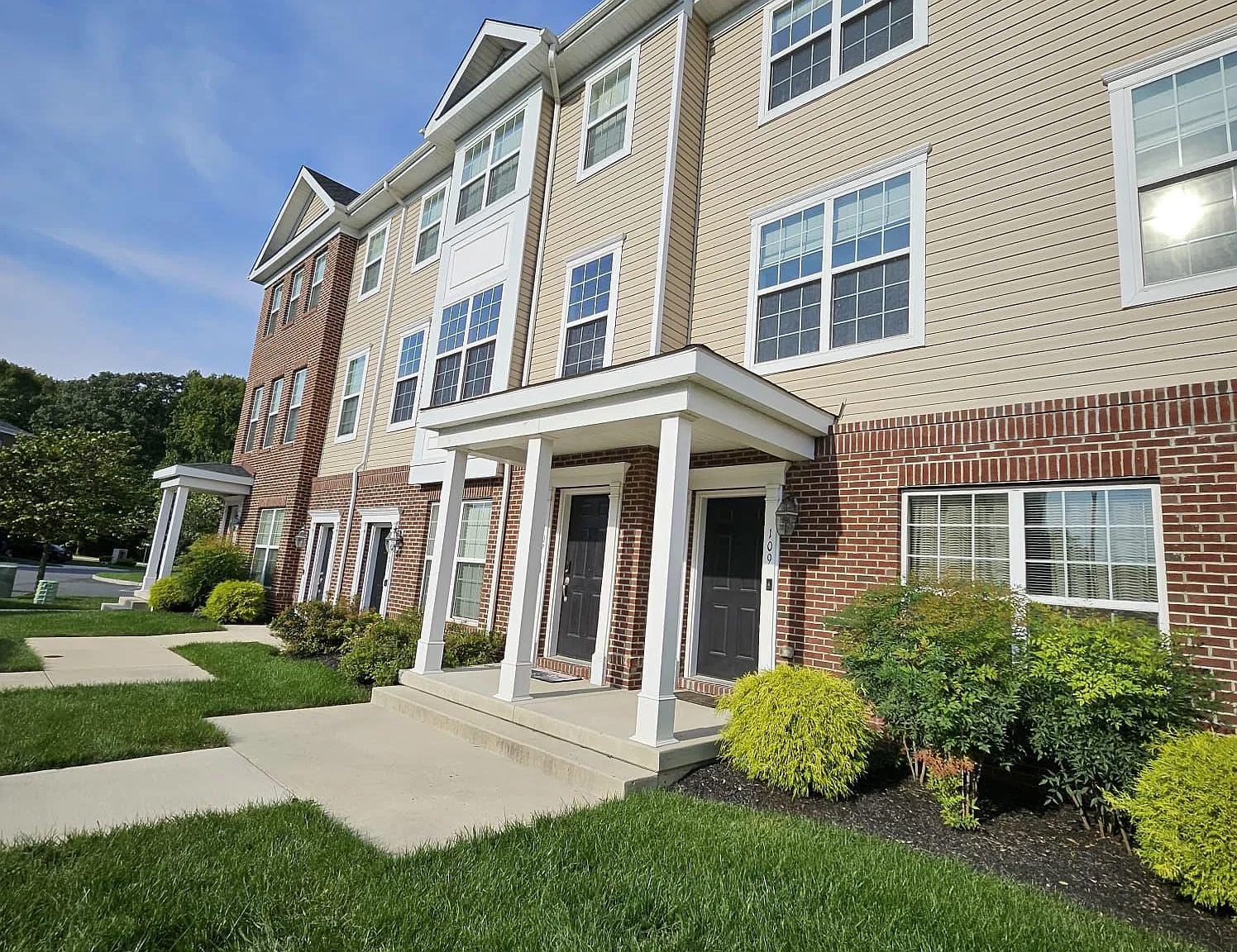 3 bed, 2.5 bath, 1933 sqft, $3,300 — Photo 1