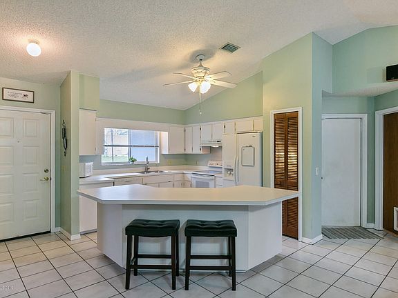 KITCHEN WITH LARGE BREAKFAST BAR