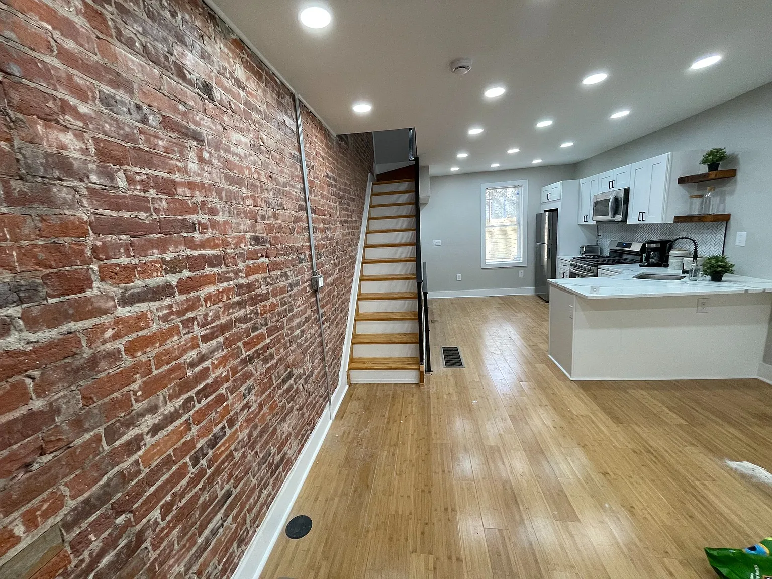 3 bed, 1110 sqft, $2,100 — Photo 4