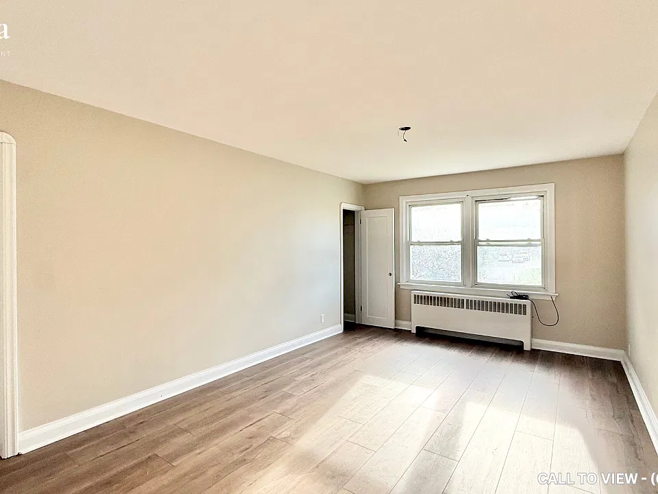855 Simcoe St N #4