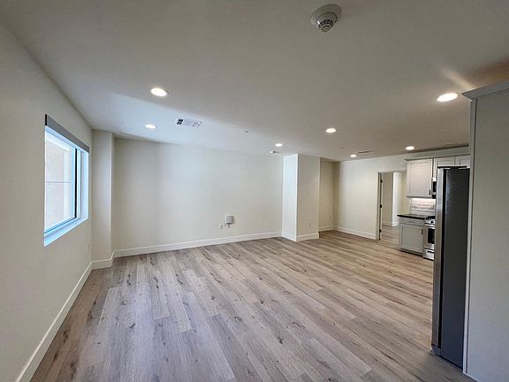 5th image of 601 S Broadway #310