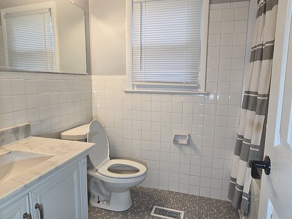5th image of 7007 Roanoke Ave