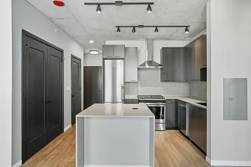 1 bed, 704 sqft, $3,072 — Photo 2