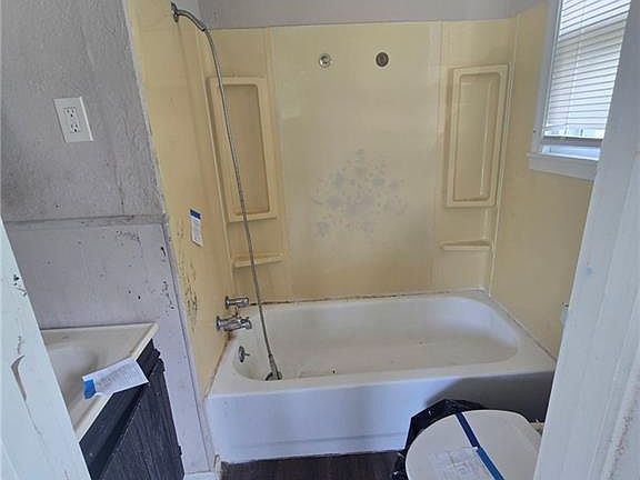 3rd image of 809 W Lexington St